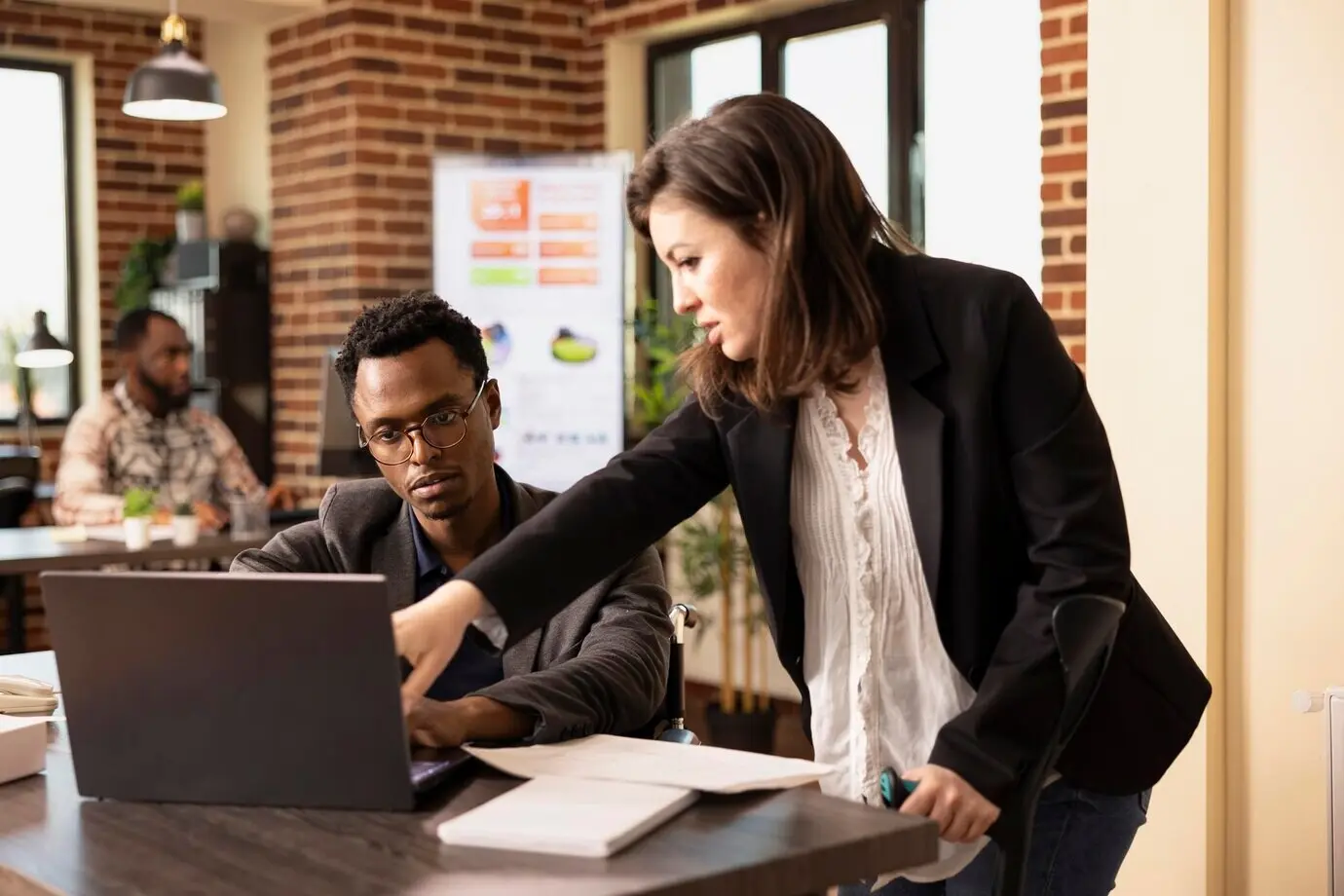 Женщина-менеджер обсуждает с коллегой.